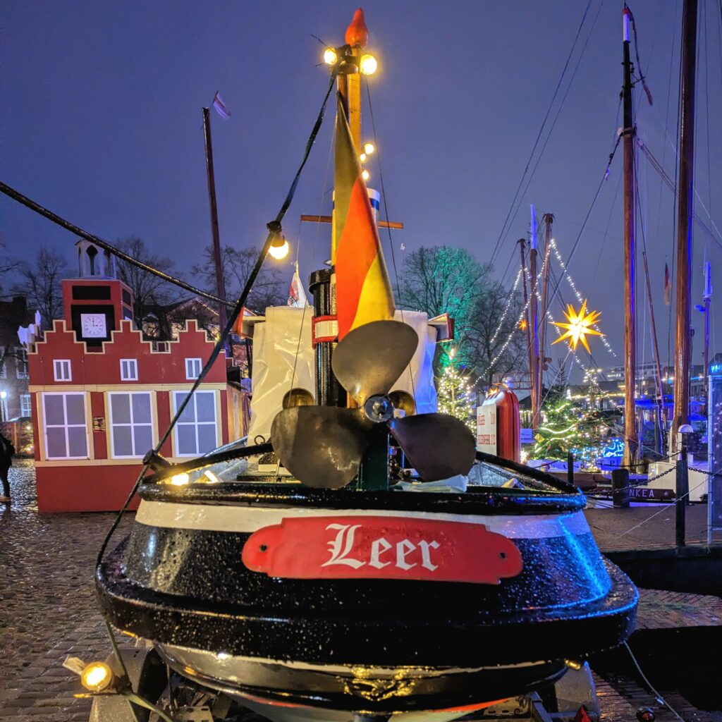 Boat from behind with fractura font saying "Leer"